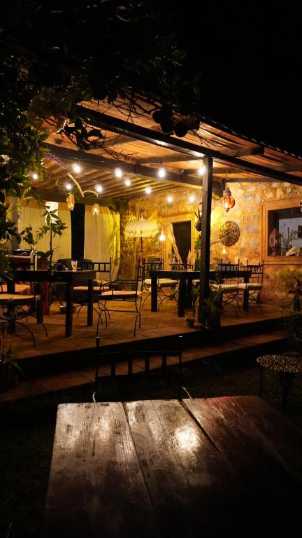 Un restaurante u otro lugar para comer en El Castillo