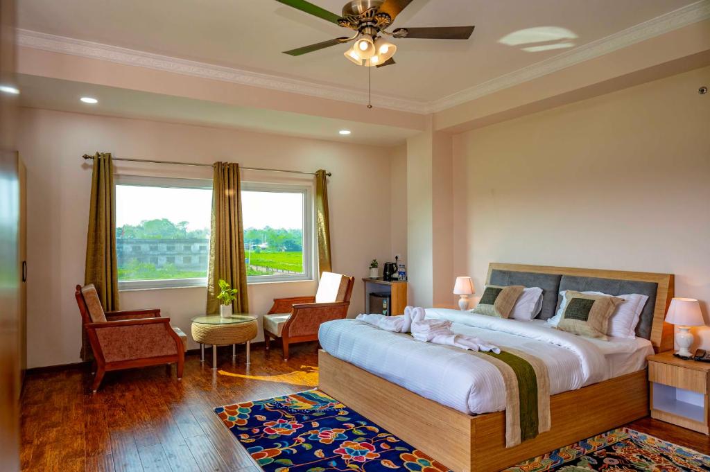 una camera da letto con un letto grande e una finestra di Lumbini Five Elements Hotel a Rummindei