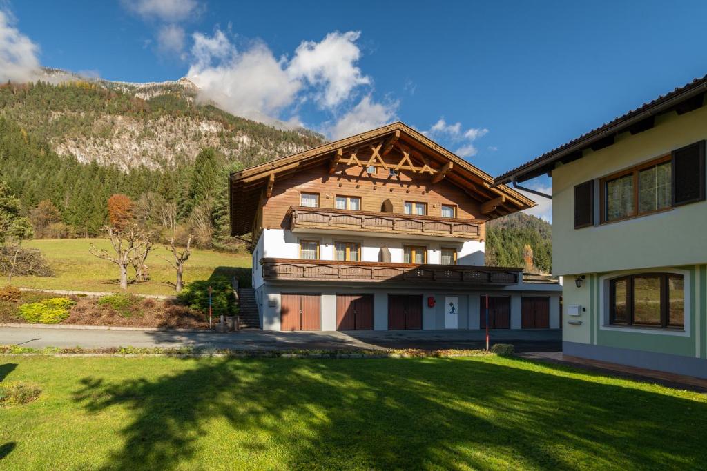 a house with a mountain in the background at Appartements Spitzegel in Hermagor