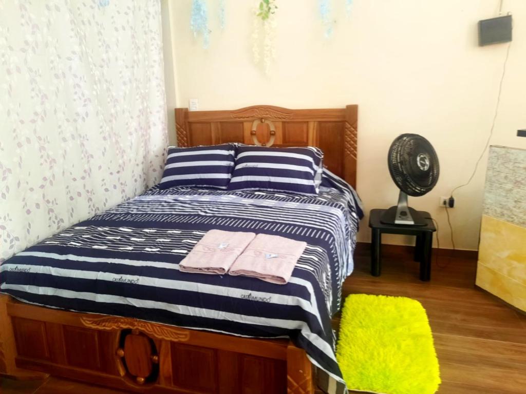 - une chambre avec un lit et 2 serviettes dans l'établissement Cielito lindo, à Santa Cruz de la Sierra