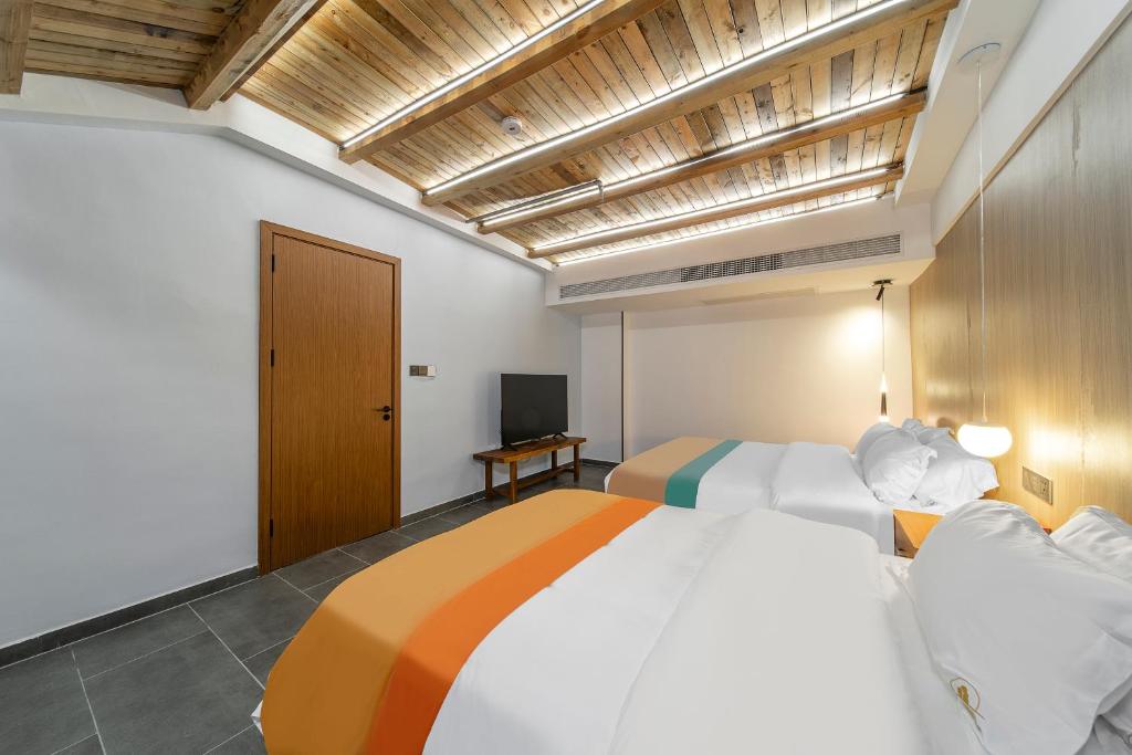 Postel nebo postele na pokoji v ubytování Phoenix Best River View B&B 故里明月