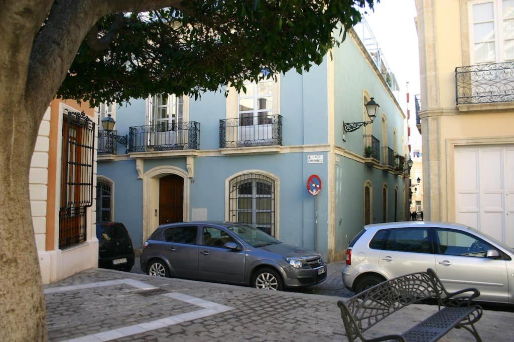 アルメリアにあるAPARTAMENTO EXCLUSIVO EN EL CASCO HISTORICOの青い建物の前に停車した車2台