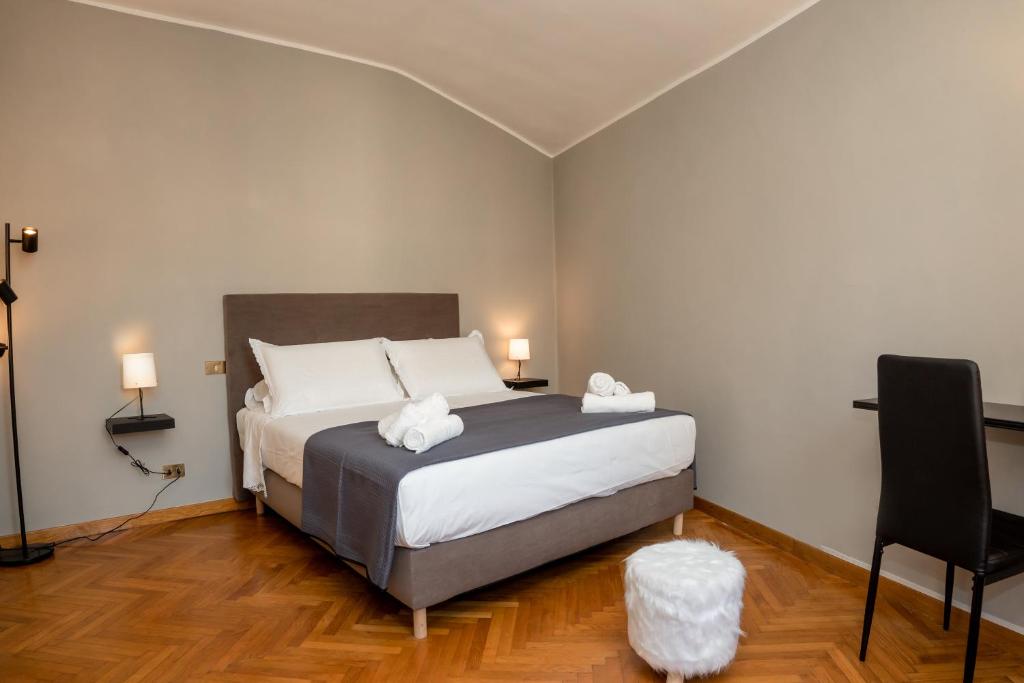ein Schlafzimmer mit einem Bett mit zwei weißen Handtüchern darauf in der Unterkunft RoofRhome in Rom