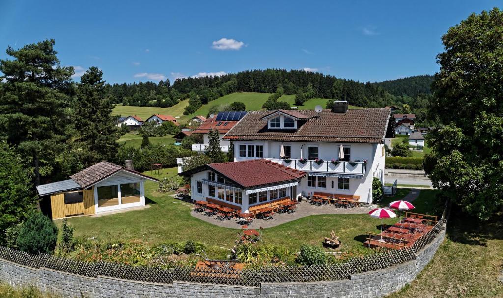 eine Luftansicht eines Hauses auf einem Hügel in der Unterkunft Hotel "Haus am Berg" in Rinchnach