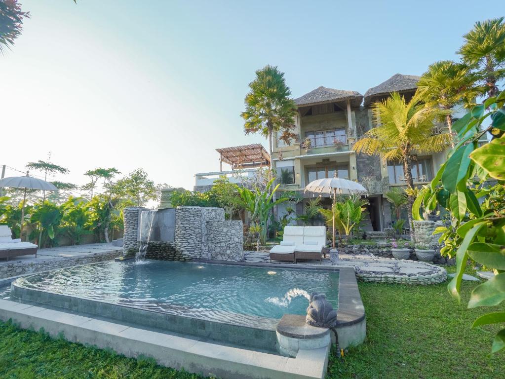 una piscina frente a una villa en The Nenggala Suite en Tegalalang