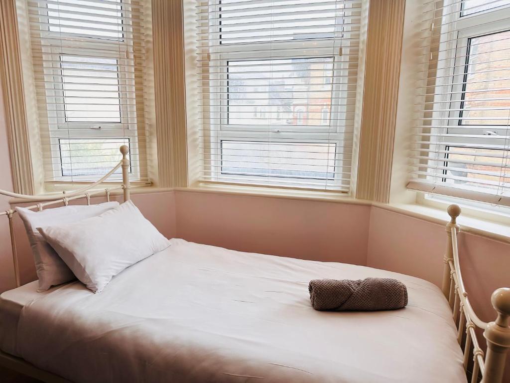 The Boho - 4 min walk to beach & town - Resim 37