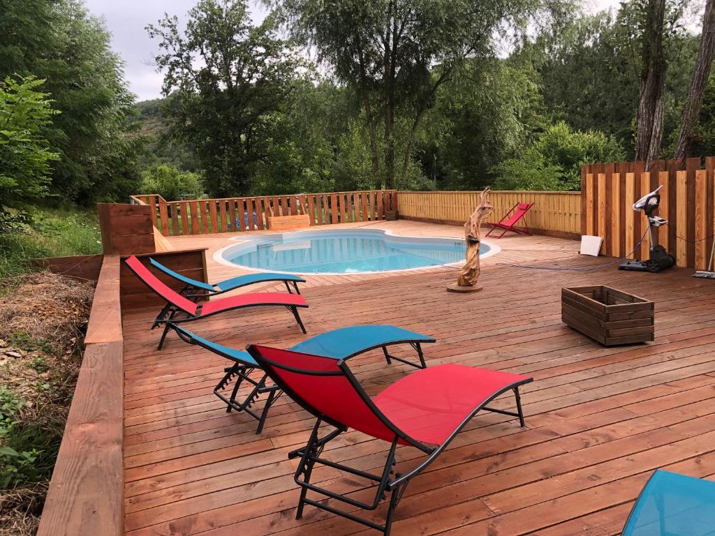 eine Terrasse mit Stühlen und einem Pool in der Unterkunft Camping Du Pont De St Gal in Saint-Gal-sur-Sioule