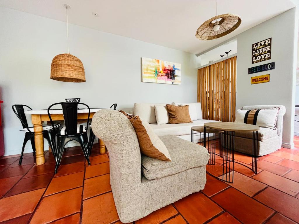 sala de estar con sofá y mesa en Viento Azul Guest House, en Punta del Este