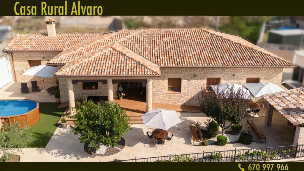 um modelo de casa com telhado em Casa Rural Alvaro em Albares
