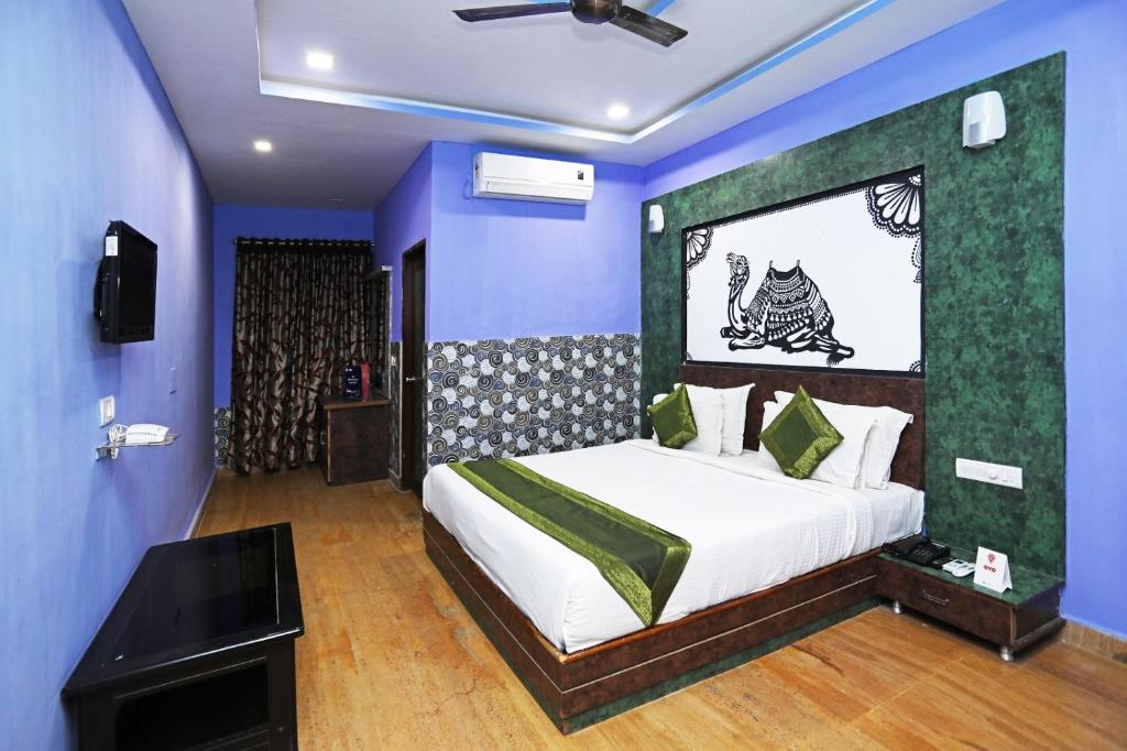 - une chambre avec un lit et une télévision dans l'établissement Hotel Rana jaisalmer, à Jaisalmer