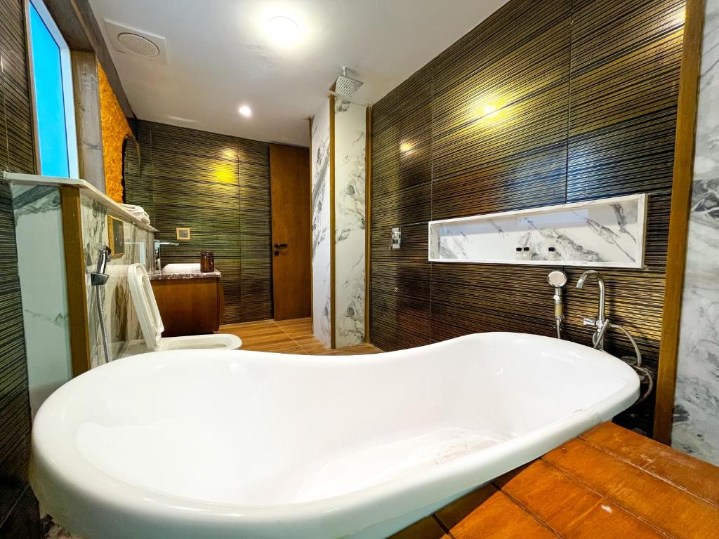 Hotel Crown Inn - 
