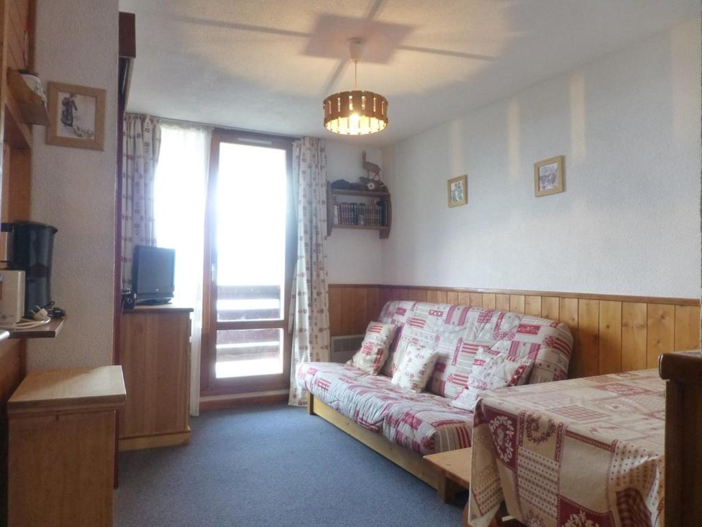 uma sala de estar com um sofá e uma janela em Appartement Peisey-Vallandry, 2 pièces, 5 personnes - FR-1-757-96 em Landry