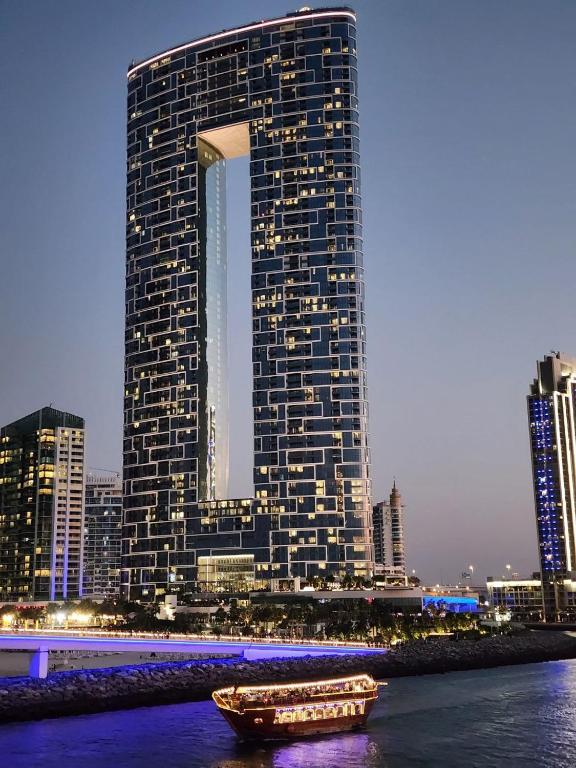 Nespecifikovaný výhled na destinaci Dubaj nebo výhled na město při pohledu z rezortu