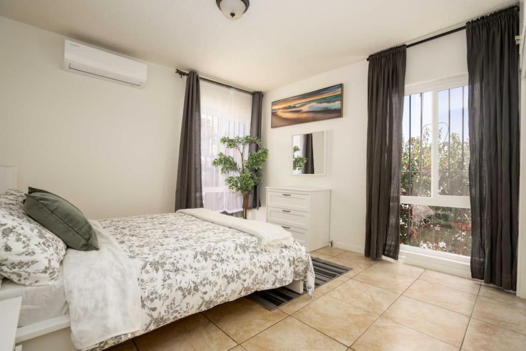 sypialnia z łóżkiem i oknem w obiekcie Centrally Located 2BR Apt in DTLA near K-town w Los Angeles