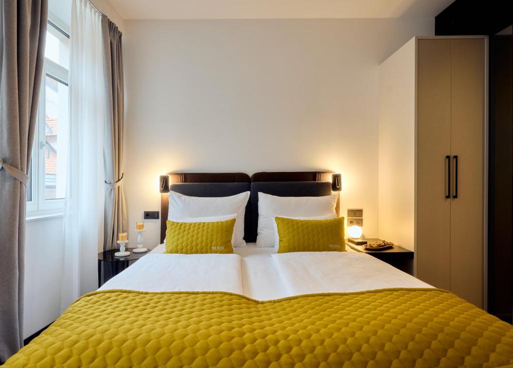 Postel nebo postele na pokoji v ubytování The Hotel Ljubljana