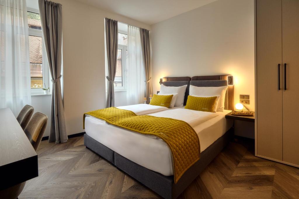 Postel nebo postele na pokoji v ubytování The Hotel Ljubljana