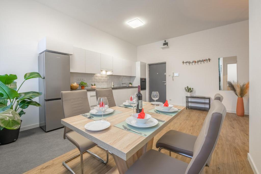ein Esszimmer und eine Küche mit einem Tisch und Stühlen in der Unterkunft Millenium Spa Relax in Budapest
