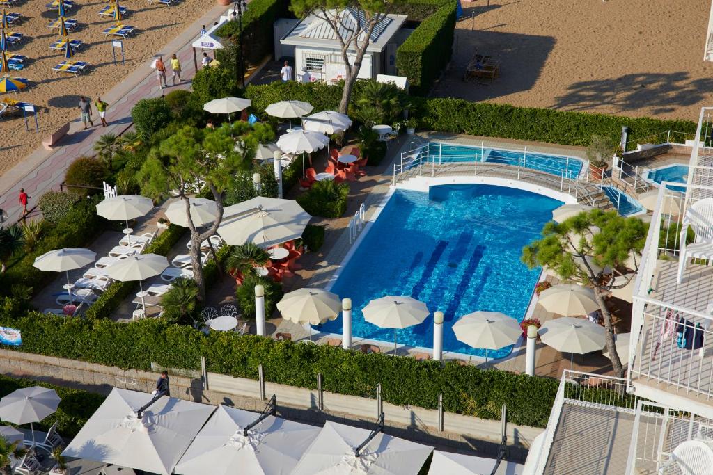 Bazén v ubytování Ruhl Beach Hotel & Suites nebo v jeho okolí