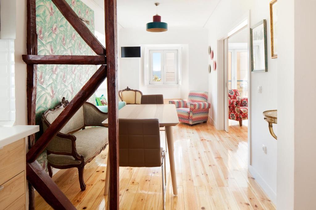 uma sala de estar com mesa e cadeiras em Home Sweet Home - Tejo em Lisboa