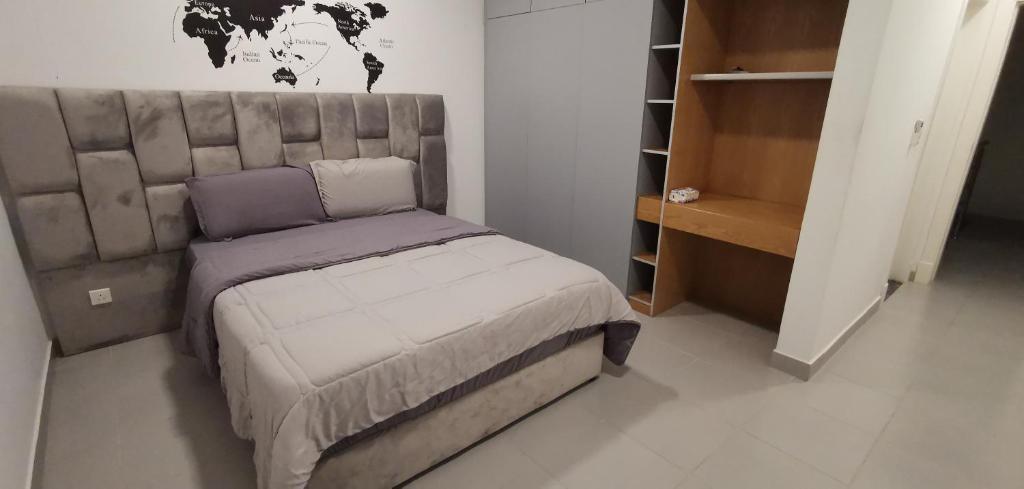 1 dormitorio con 1 cama con cabecero grande en فيلا فيوتشر en Al Fayşalīyah