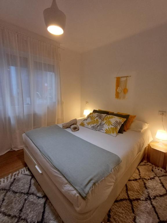 - une chambre avec un grand lit et deux lampes dans l'établissement SWEET HOME BILBAO, à Bilbao