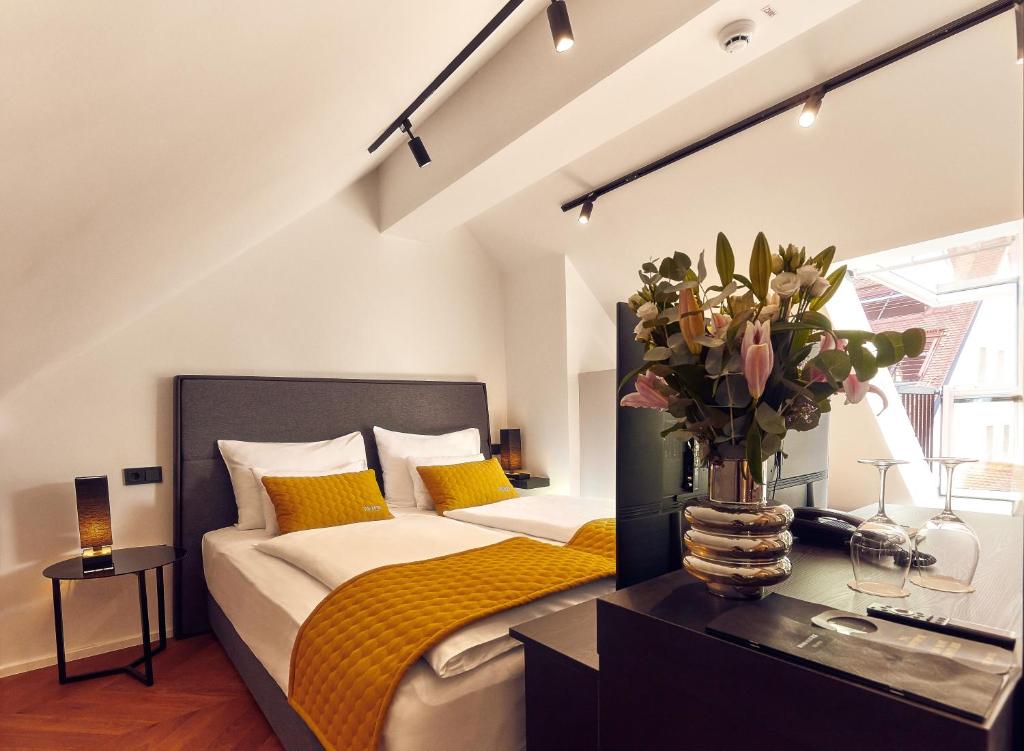 Postel nebo postele na pokoji v ubytování The Hotel Ljubljana