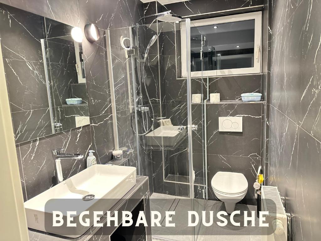 een badkamer met een wastafel en een toilet bij Suite Lombardi - Terrasse, Babybett, Doppelbett, Waschmaschine, Ruhige Lage in Bieber