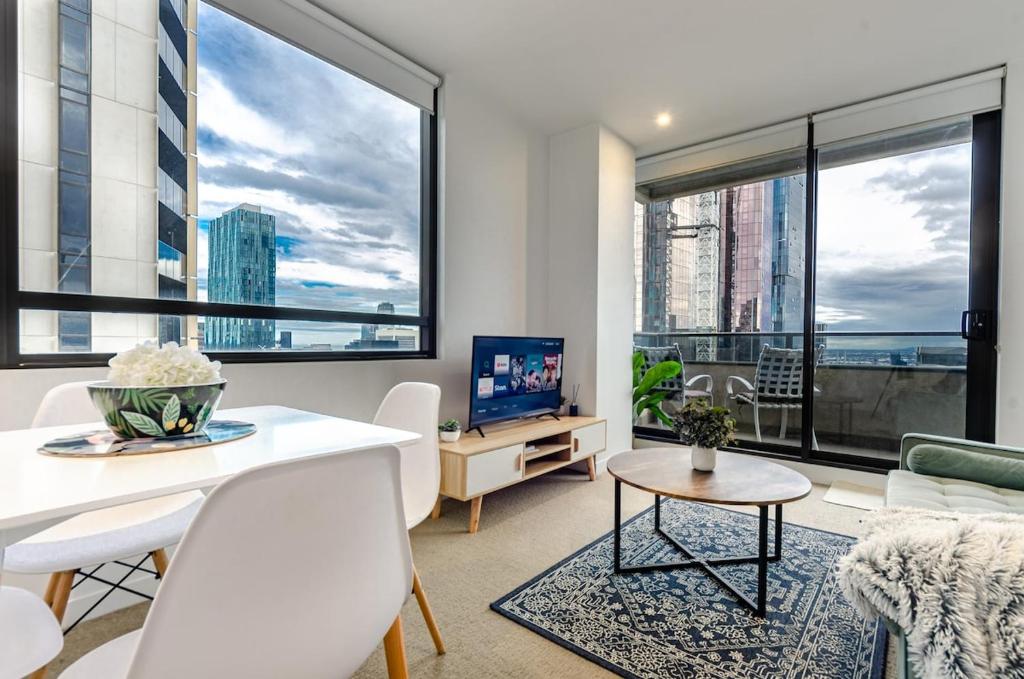 een woonkamer met uitzicht op de stad bij Best View 2br1ba 40floor In Cbd Balcony Wifi in Melbourne