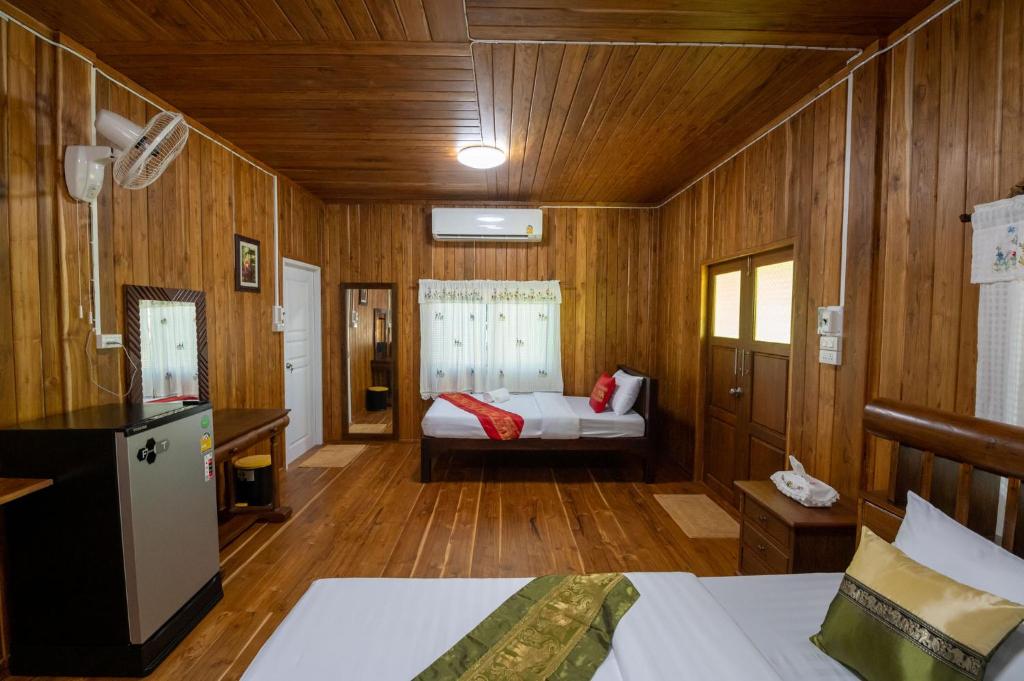 Postel nebo postele na pokoji v ubytování Suk Sabai Homestay