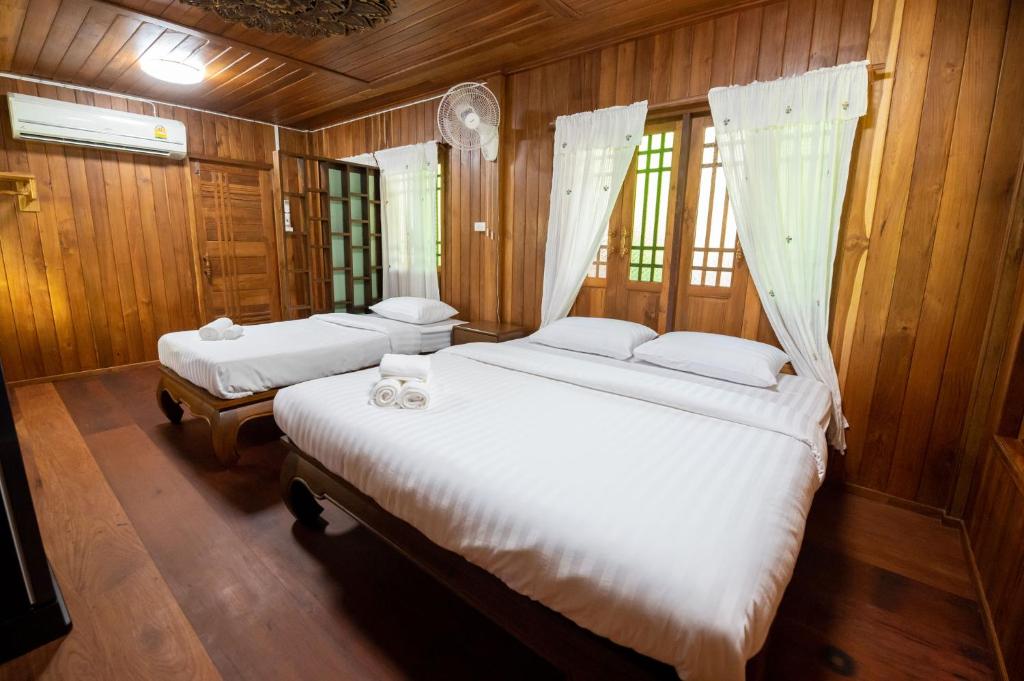 Postel nebo postele na pokoji v ubytování Suk Sabai Homestay