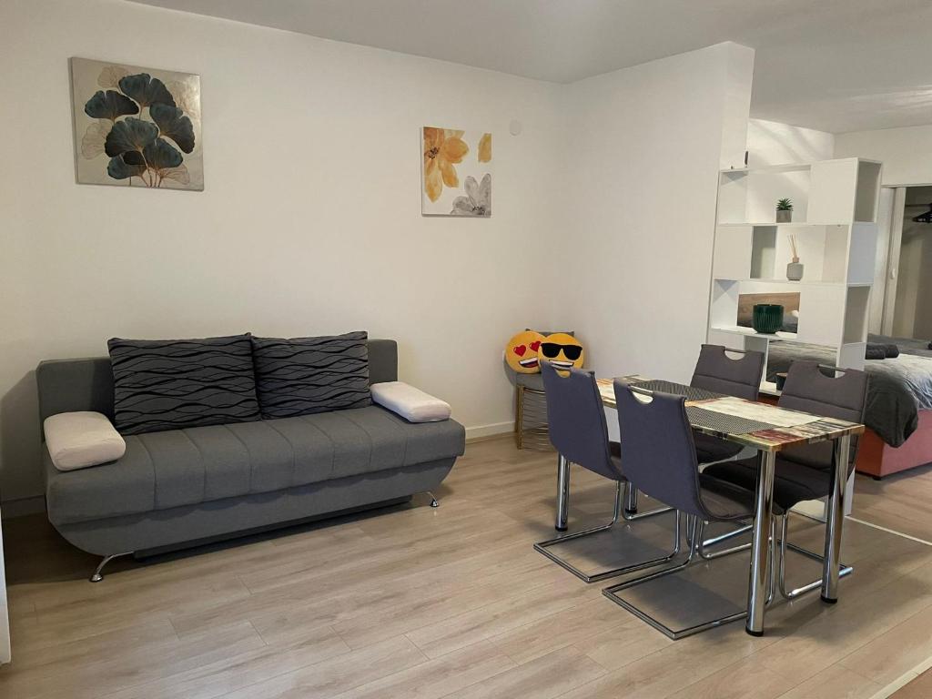 ein Wohnzimmer mit einem Sofa und einem Tisch in der Unterkunft Studio apartman Happiness in Ždralovi