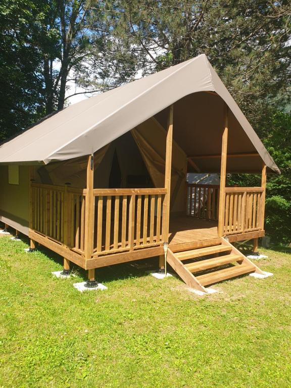 einen Pavillon mit einem Zelt im Gras in der Unterkunft lodge du camping la Porte St Martin in Saint-Martin-en-Vercors