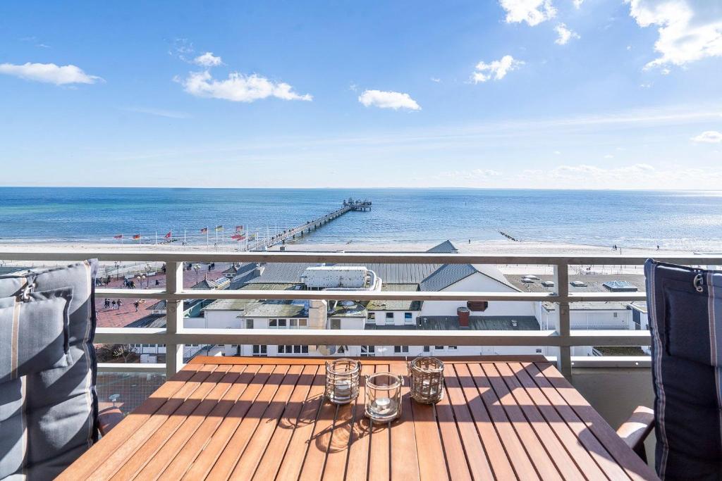 una mesa en un balcón con vistas a la playa en Grömitz-Center Whg 880, en Grömitz