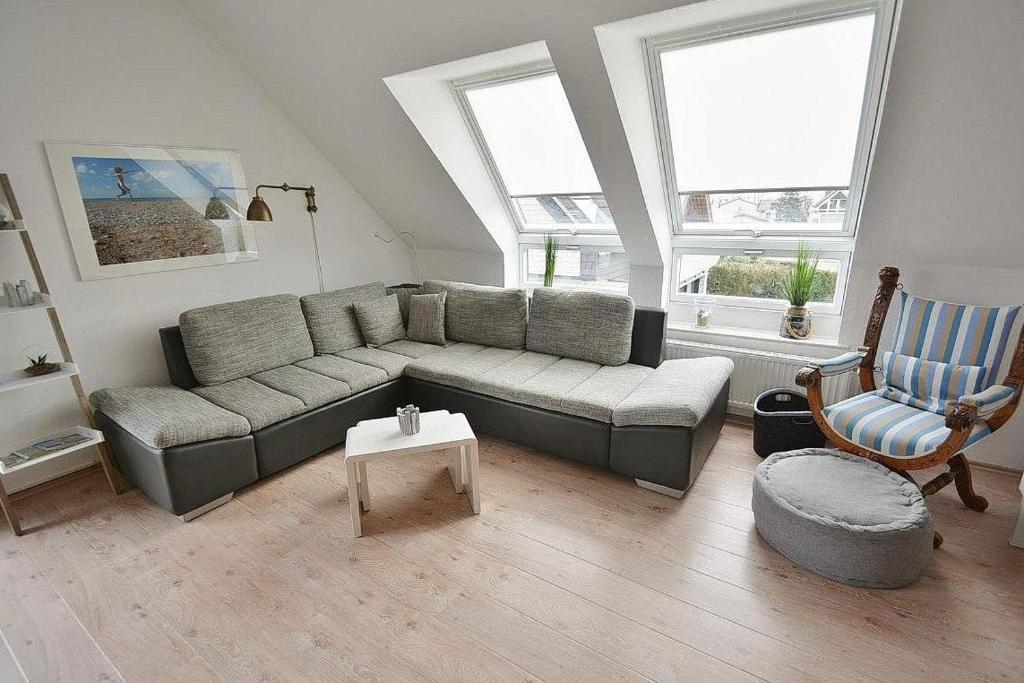 sala de estar con sofá y mesa en Rahlstedter Str 8 Whg 5, en Grömitz
