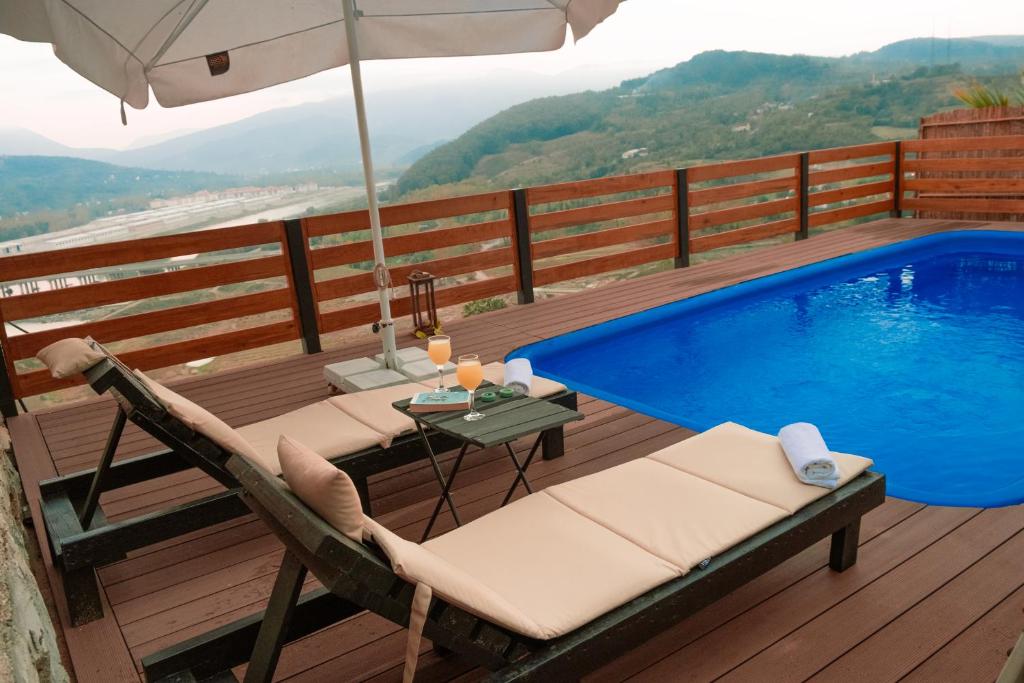 una terraza con mesa y sillas junto a una piscina en Irmak Vadi Bungalov Zonguldak 