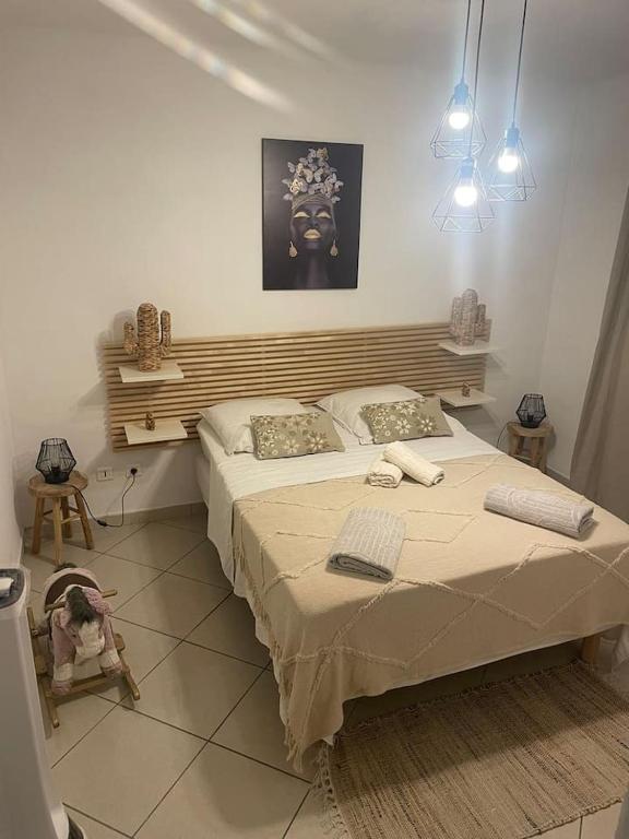 une chambre avec un grand lit dans une pièce dans l'établissement Appartement proche gare TGV, à Nîmes