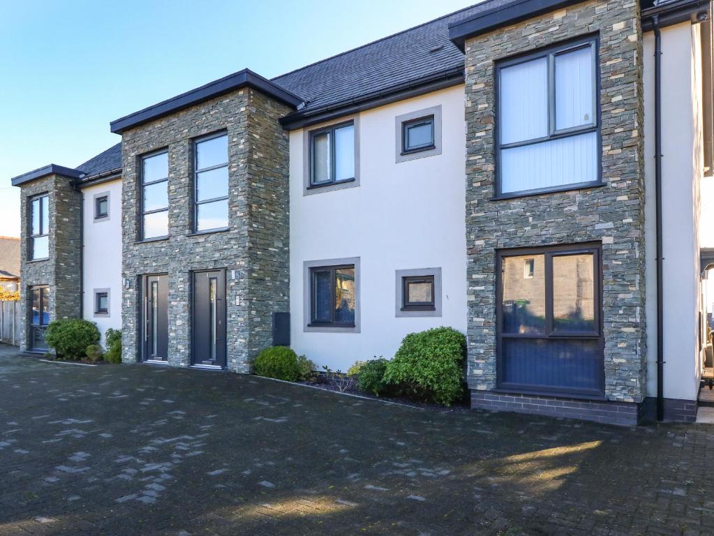 una vista exterior de una casa en Cysgod Y Capel, en Benllech