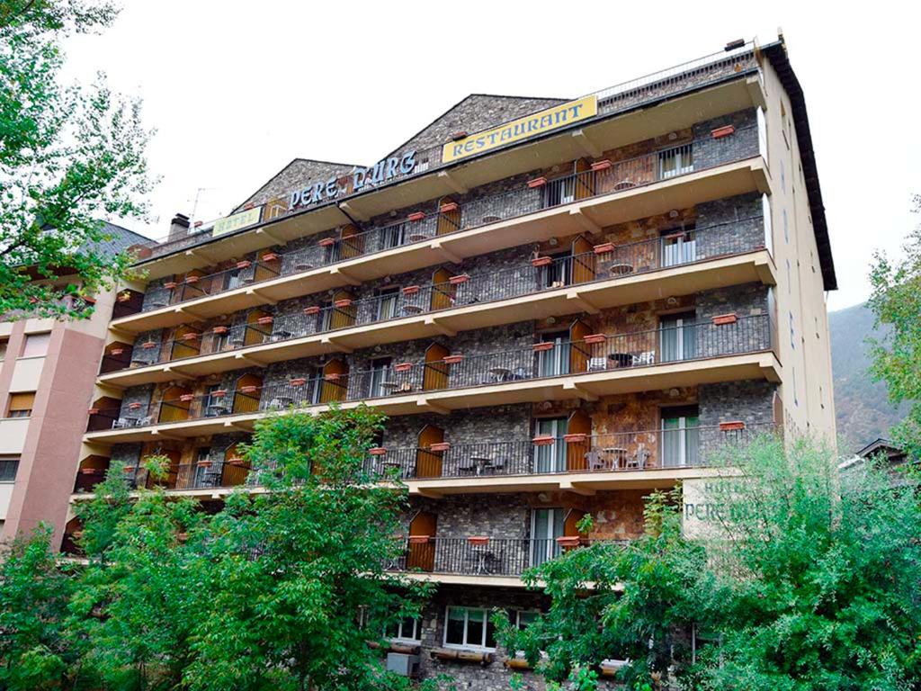 - un grand bâtiment avec des balcons sur le côté dans l'établissement Hotel Pere D'Urg 3000, à Encamp