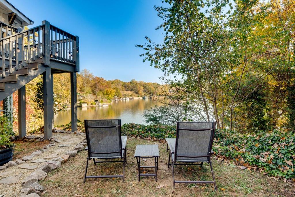 dos sillas y una mesa frente a un río en Lakefront Landrum Home with Deck, Fire Pit and Kayaks!, en Landrum