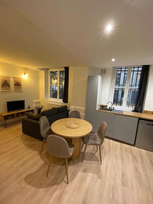 een woonkamer met een tafel en een bank bij Cozy 1BR+Sofa Bed in Lyon Center in Lyon