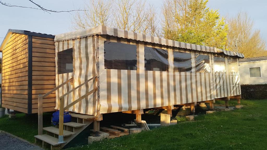 LitteauにあるCamping SIBLUの小屋が建てられている