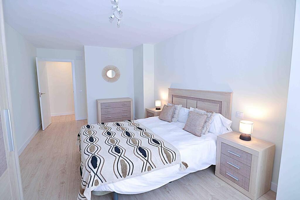 - une chambre avec un grand lit et 2 tables de chevet dans l'établissement La casa de San Fernando, à Santander