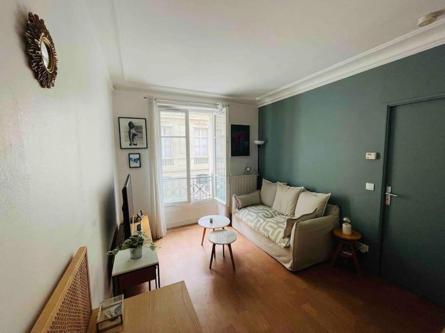 a living room with a couch and a table at Appartement Quartier Tour Eiffel in Paris