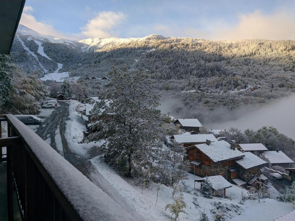 - une vue sur un village enneigé dans les montagnes dans l'établissement Whole cosy and comfy apartment, Valmeinier 1500, with terrace, à Valmeinier