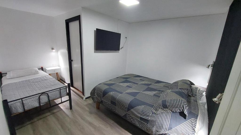 Katil atau katil-katil dalam bilik di Pieza independiente 2 camas