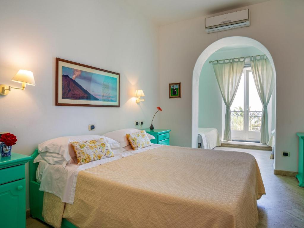 Postel nebo postele na pokoji v ubytování Hotel Ossidiana Stromboli Center