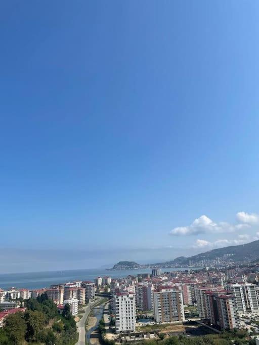 widok na miasto z budynkami i ocean w obiekcie Deniz ve Giresun manzaralı daire w mieście Boztekke