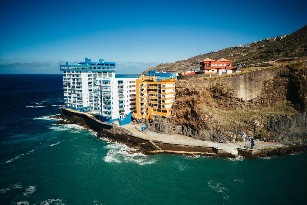 una vista aerea di un edificio su una scogliera di El Rincón del Mar a Tacoronte