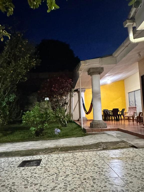 un porche de una casa por la noche en Casa de Campo en Salcoatitan, en Salcoatitán