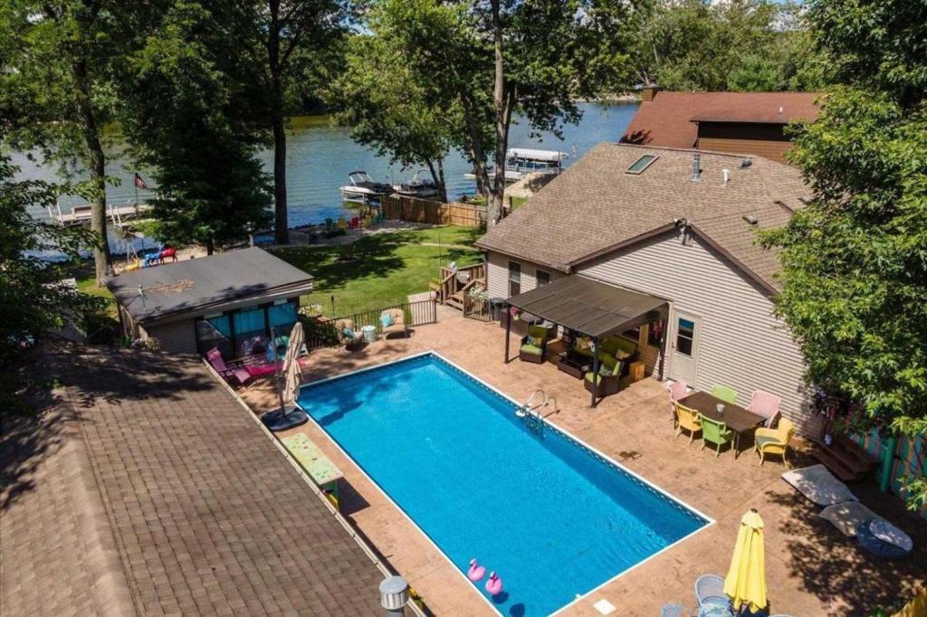 Rock River Retreat with Dock and Seasonal Pool!, Edgerton Precios